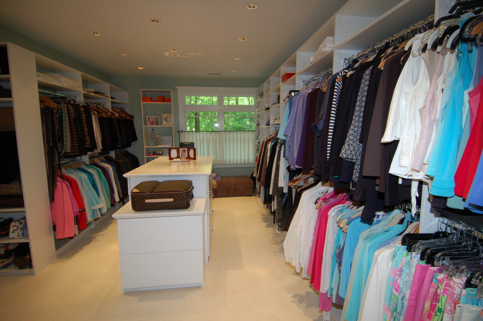 Modelo de armario vestidor unisex tradicional grande con armarios con paneles lisos, puertas de armario blancas, moqueta y suelo beige