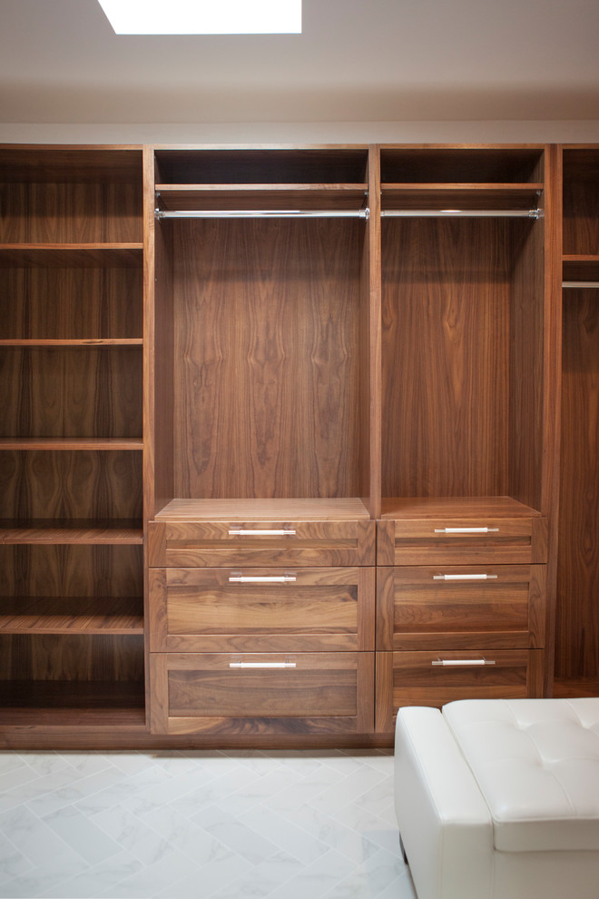 Modelo de armario vestidor clásico renovado grande con armarios estilo shaker, puertas de armario de madera oscura, suelo de baldosas de porcelana y suelo blanco