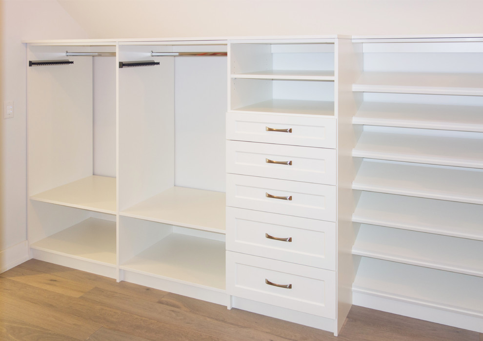 Foto de armario vestidor unisex clásico grande con armarios estilo shaker, puertas de armario blancas y suelo de madera en tonos medios
