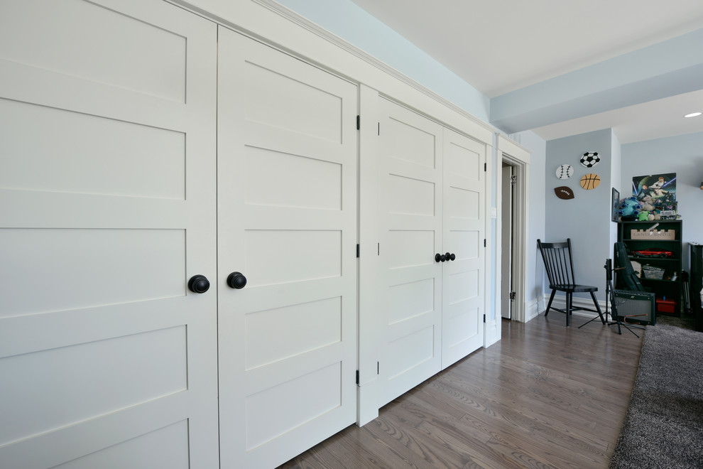 На фото: гардеробная комната среднего размера в стиле неоклассика (современная классика) с светлым паркетным полом для мужчин