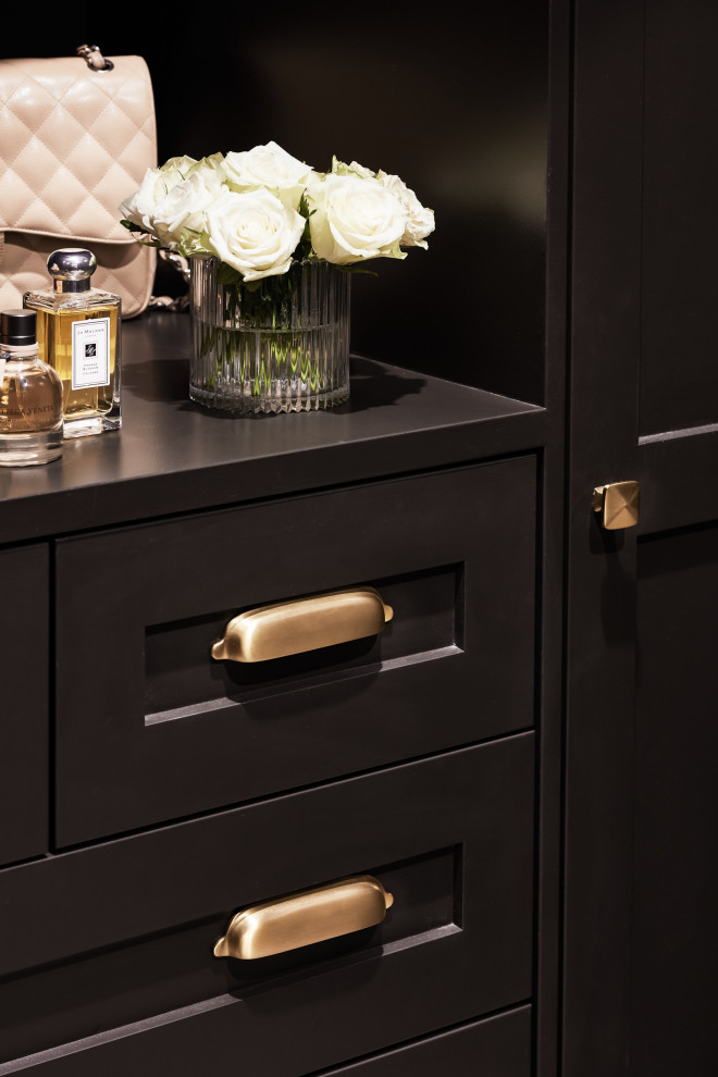 Imagen de armario vestidor unisex clásico renovado con armarios estilo shaker, puertas de armario marrones, moqueta y suelo gris