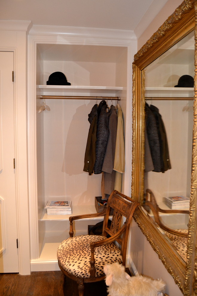 Bild på ett vintage omklädningsrum för könsneutrala, med mörkt trägolv
