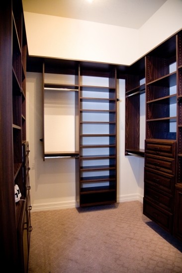 Exempel på ett mellanstort klassiskt walk-in-closet för könsneutrala, med öppna hyllor, skåp i mörkt trä och heltäckningsmatta