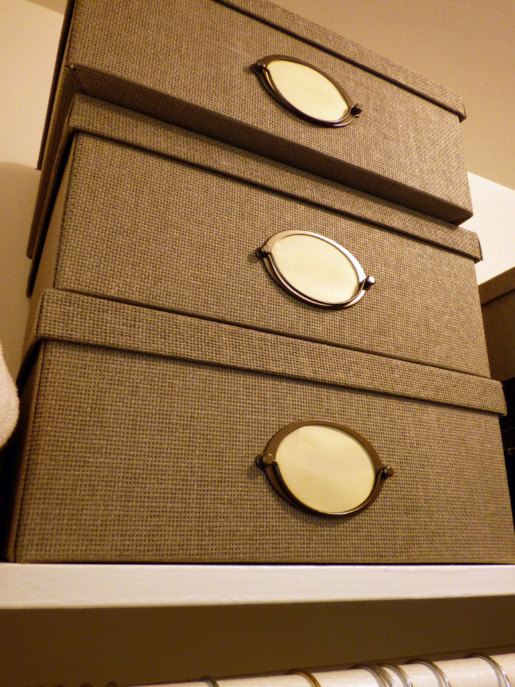 Ejemplo de armario tradicional renovado de tamaño medio con armarios abiertos, suelo de madera en tonos medios y suelo marrón