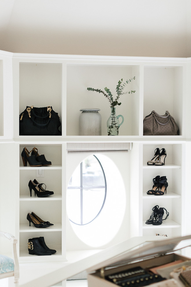 Inspiration för stora klassiska walk-in-closets för kvinnor, med öppna hyllor, vita skåp, heltäckningsmatta och vitt golv