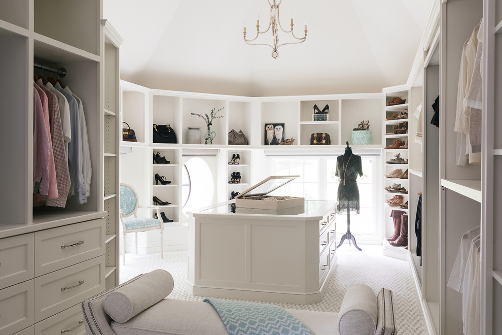 Modelo de vestidor unisex clásico renovado grande con armarios abiertos, puertas de armario blancas, moqueta y suelo beige