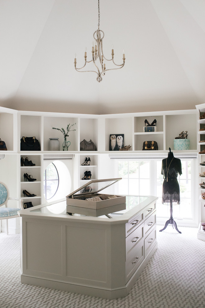 Idéer för ett stort klassiskt walk-in-closet för kvinnor, med öppna hyllor, vita skåp, heltäckningsmatta och flerfärgat golv