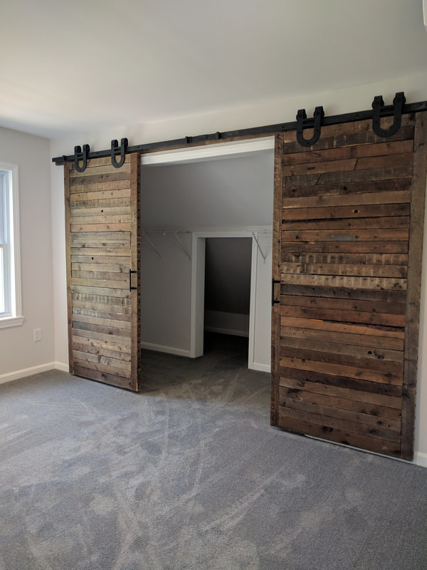 Exempel på ett mellanstort modernt walk-in-closet för könsneutrala, med heltäckningsmatta och grått golv