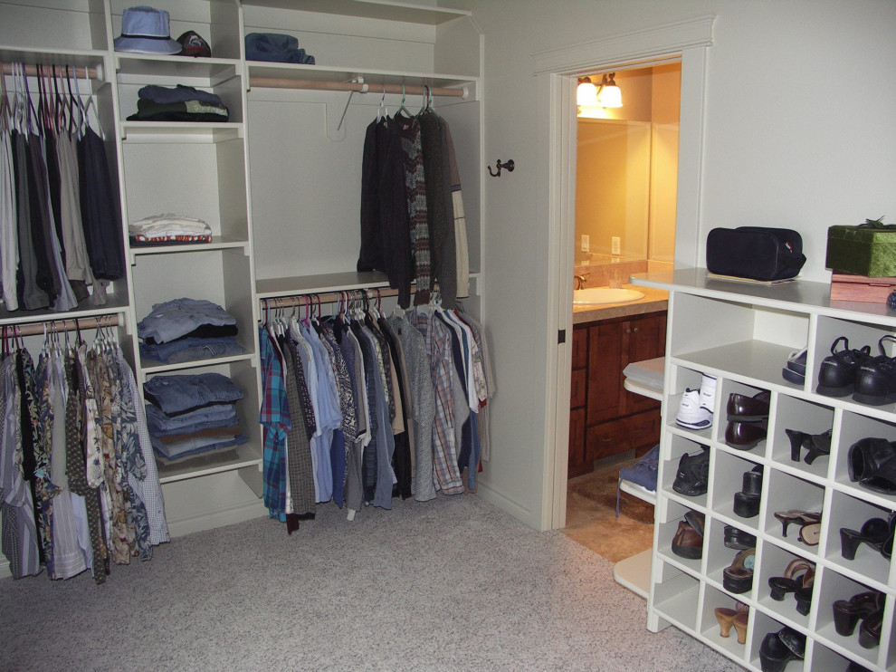 Пример оригинального дизайна: гардеробная комната унисекс с открытыми фасадами, белыми фасадами, ковровым покрытием и серым полом