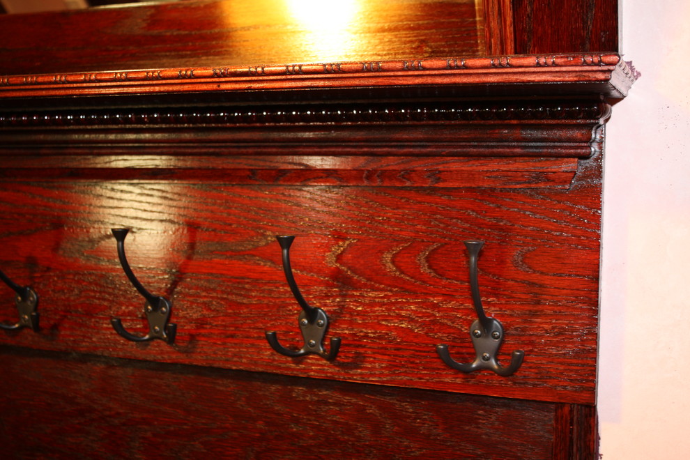 Foto de vestidor unisex tradicional grande con armarios abiertos, puertas de armario de madera en tonos medios y suelo de madera en tonos medios