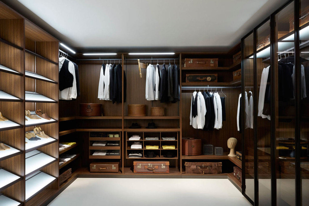 Пример оригинального дизайна: большая гардеробная комната в стиле модернизм с открытыми фасадами, темными деревянными фасадами, ковровым покрытием и белым полом