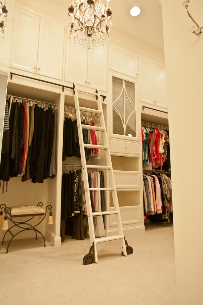 На фото: гардеробная комната среднего размера, унисекс в стиле неоклассика (современная классика) с плоскими фасадами, белыми фасадами, ковровым покрытием и белым полом с
