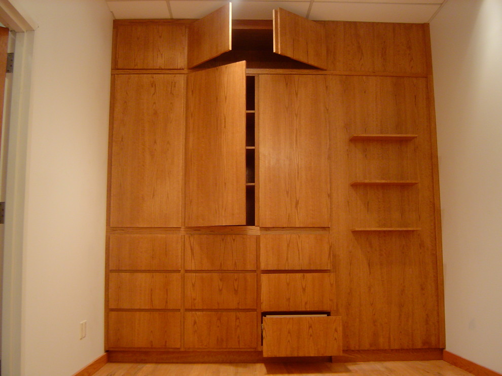 Стильный дизайн: шкаф в нише среднего размера, унисекс в классическом стиле с плоскими фасадами и фасадами цвета дерева среднего тона - последний тренд