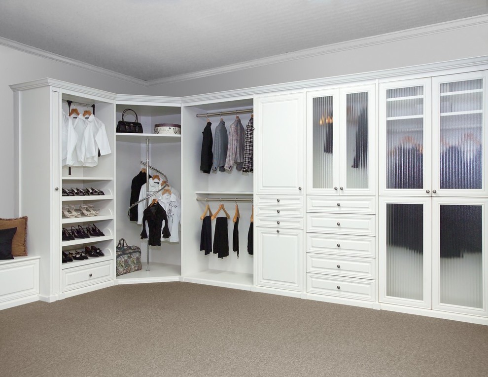 Exempel på ett mellanstort klassiskt walk-in-closet för könsneutrala, med luckor med upphöjd panel, vita skåp, heltäckningsmatta och beiget golv