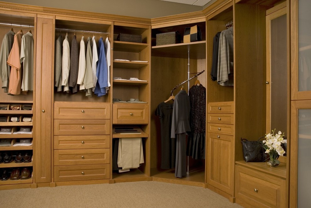 Ejemplo de armario vestidor unisex clásico de tamaño medio con puertas de armario de madera clara, moqueta, suelo beige y armarios con paneles empotrados