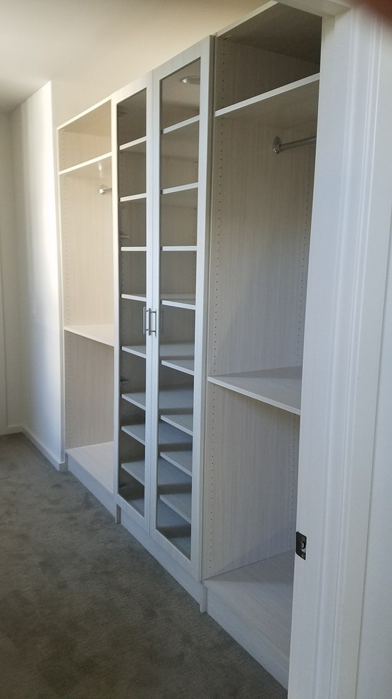 Idéer för ett mellanstort modernt walk-in-closet för könsneutrala, med släta luckor, grå skåp, heltäckningsmatta och grått golv