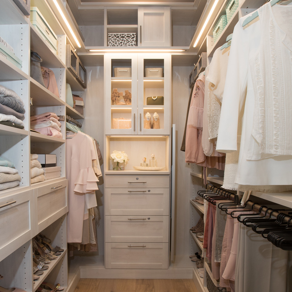 Idéer för att renovera ett mellanstort funkis walk-in-closet för kvinnor, med skåp i shakerstil, grå skåp, ljust trägolv och beiget golv