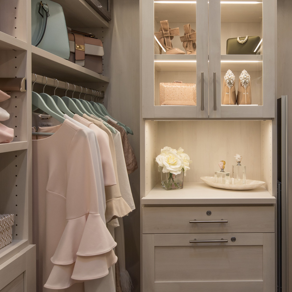 Foto de armario vestidor de mujer moderno de tamaño medio con armarios estilo shaker, puertas de armario grises, suelo de madera clara y suelo beige