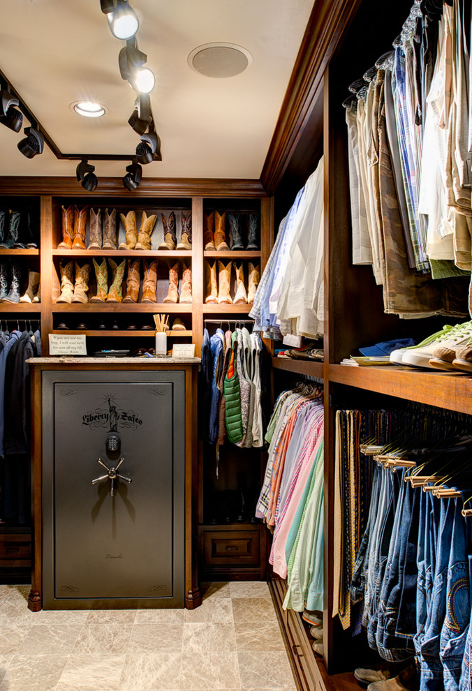 Idéer för att renovera ett stort vintage walk-in-closet för män, med öppna hyllor, skåp i mellenmörkt trä och marmorgolv