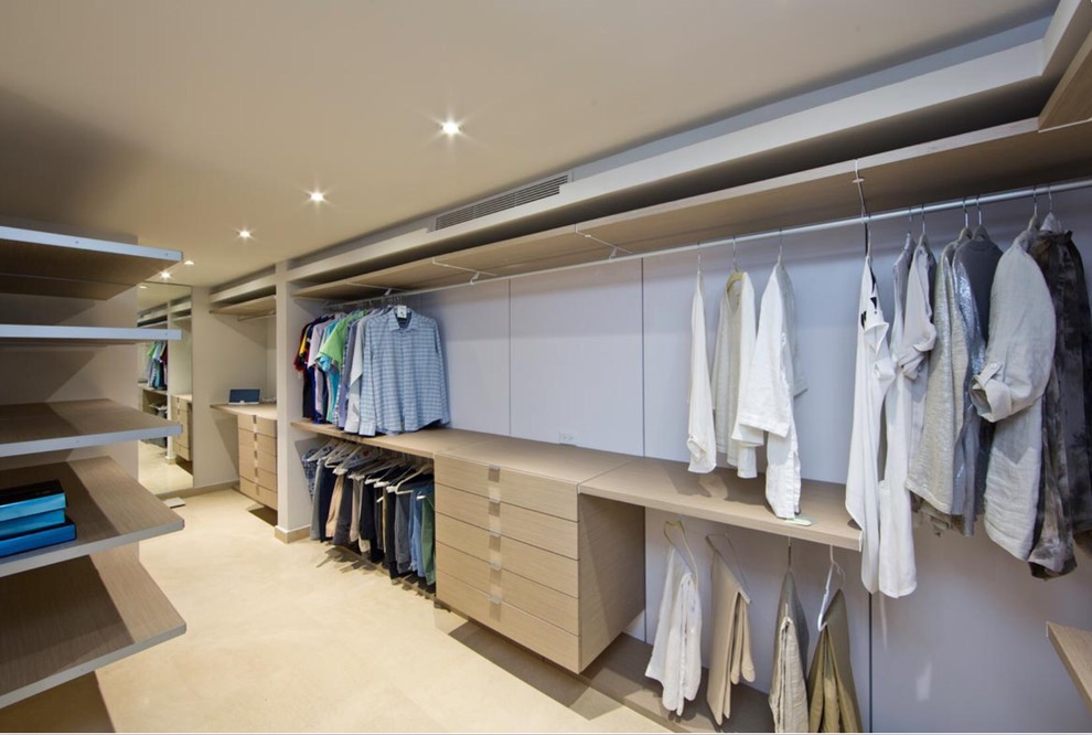 Modelo de armario vestidor unisex contemporáneo grande con armarios con paneles lisos, puertas de armario de madera clara y suelo de mármol