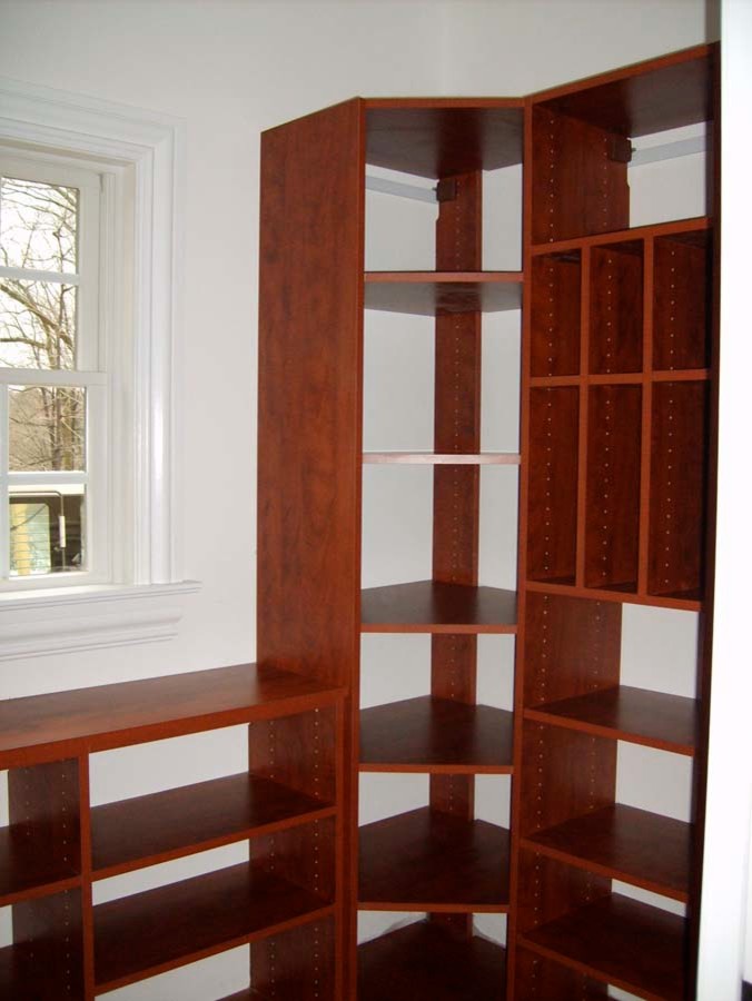Ejemplo de armario contemporáneo de tamaño medio con puertas de armario de madera en tonos medios