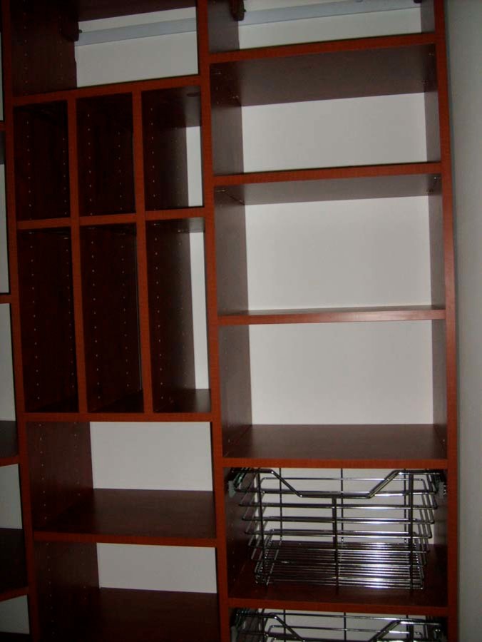 Свежая идея для дизайна: шкаф в нише среднего размера в современном стиле с темными деревянными фасадами - отличное фото интерьера