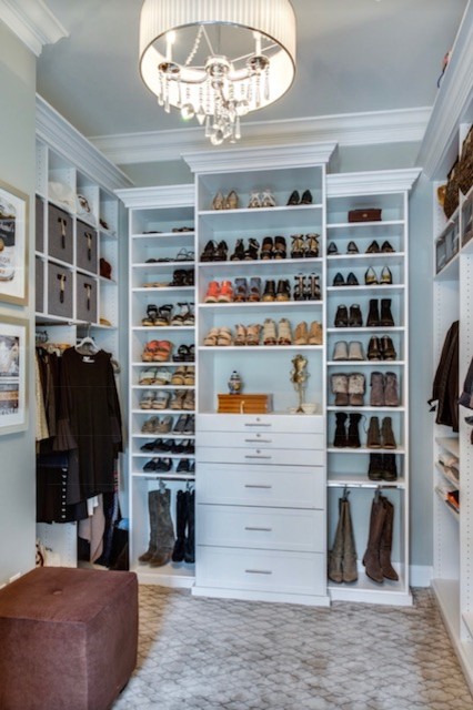 Inspiration för stora klassiska walk-in-closets för kvinnor, med luckor med infälld panel, vita skåp, heltäckningsmatta och grått golv