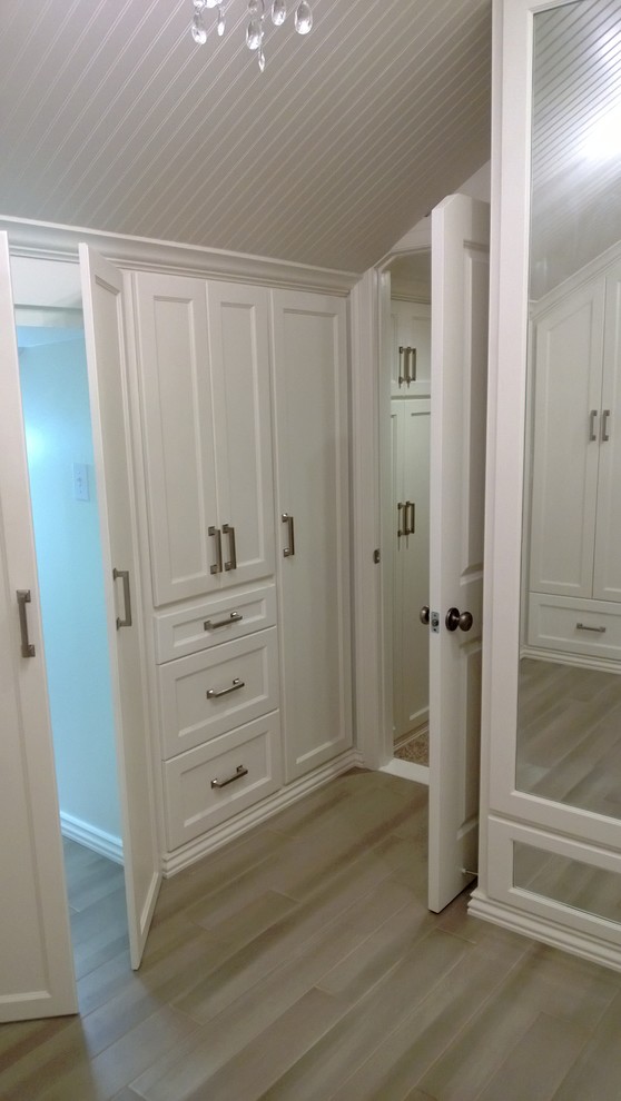 Diseño de armario vestidor unisex tradicional extra grande con armarios estilo shaker y puertas de armario blancas