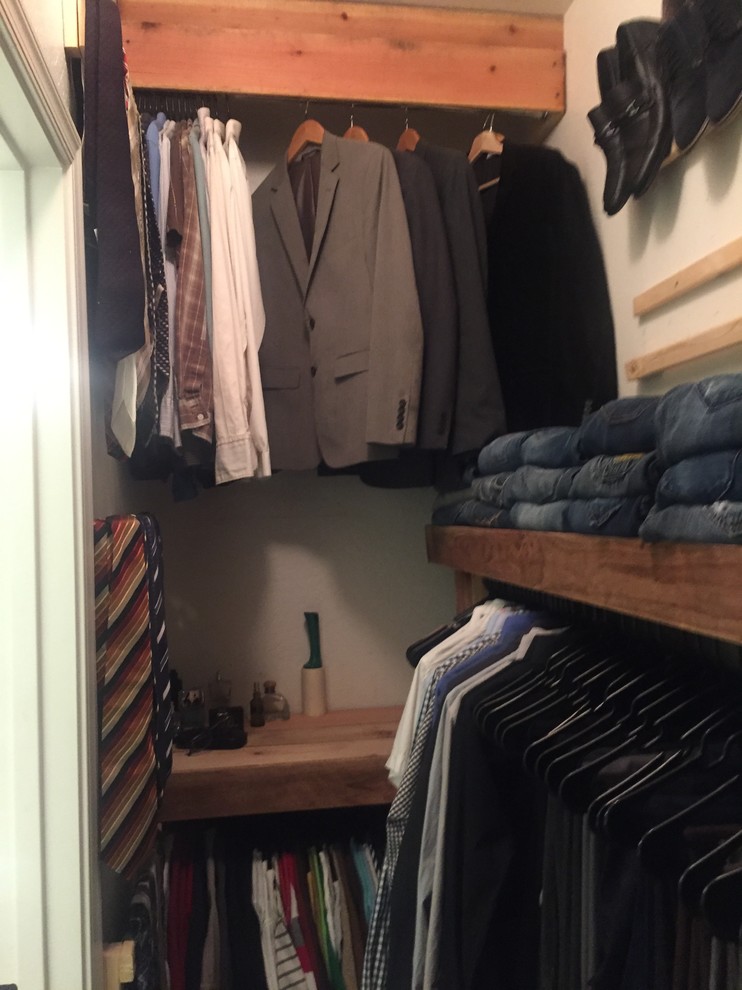 Foto de armario de hombre rústico pequeño con armarios abiertos
