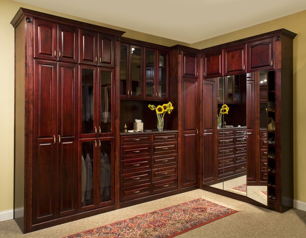 Imagen de armario unisex clásico grande con armarios con paneles con relieve, puertas de armario de madera en tonos medios, moqueta y suelo beige