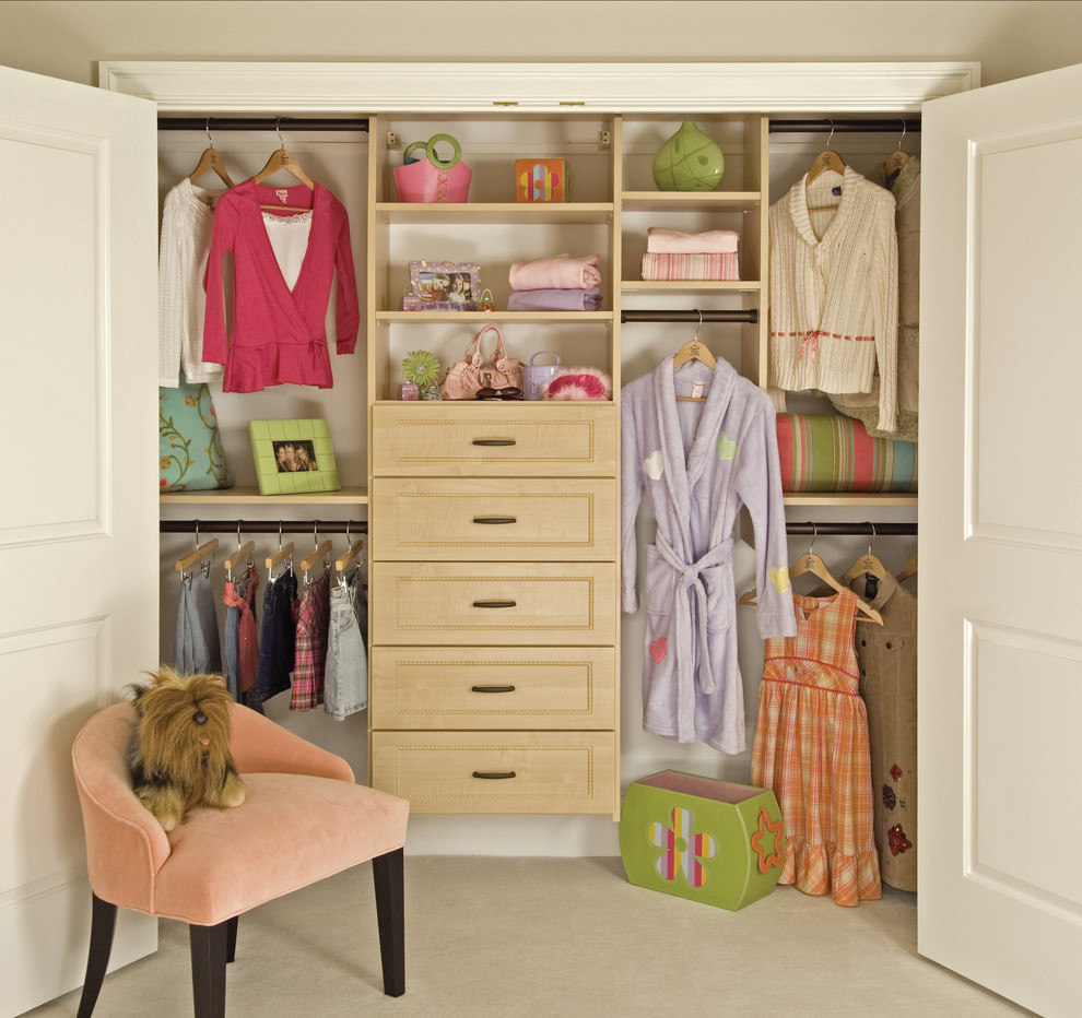 Cette image montre un placard dressing traditionnel de taille moyenne pour une femme avec un placard à porte shaker, des portes de placard beiges, moquette et un sol beige.