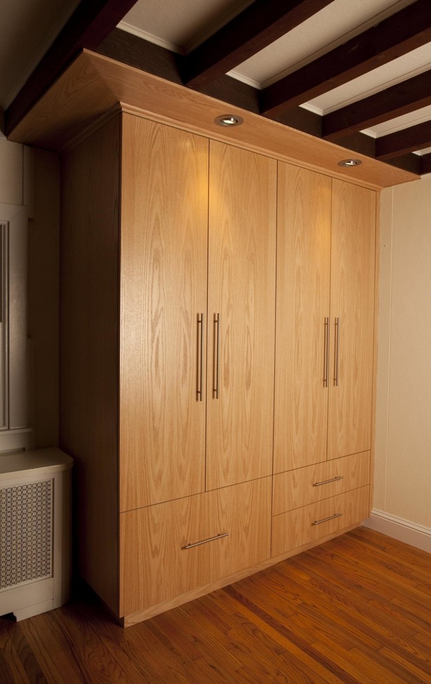 Foto de armario unisex moderno de tamaño medio con armarios con paneles lisos, puertas de armario de madera clara, suelo de madera en tonos medios y suelo marrón