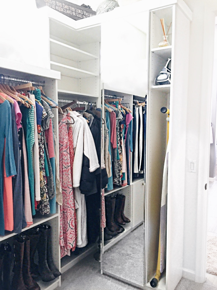 Ejemplo de armario vestidor de mujer contemporáneo de tamaño medio con armarios con paneles lisos, puertas de armario blancas, moqueta y suelo gris