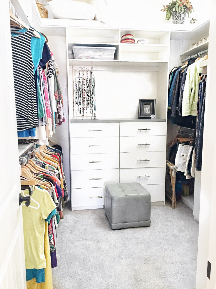Foto de armario vestidor de mujer contemporáneo de tamaño medio con armarios con paneles lisos, puertas de armario blancas, moqueta y suelo gris