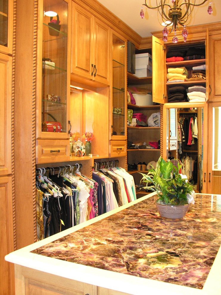 Foto de armario vestidor de hombre clásico grande con armarios con paneles con relieve y puertas de armario de madera clara