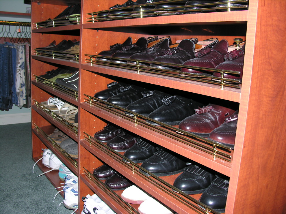 Idéer för mellanstora vintage walk-in-closets för män, med öppna hyllor, skåp i mellenmörkt trä och heltäckningsmatta