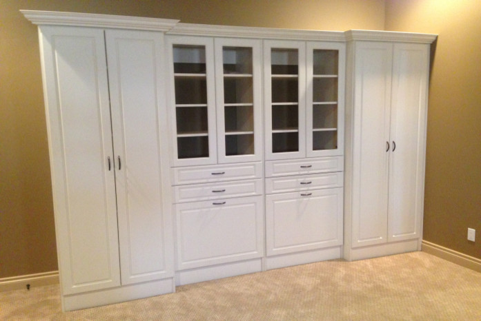 На фото: шкаф в нише среднего размера, унисекс в классическом стиле с фасадами с выступающей филенкой, белыми фасадами и ковровым покрытием с