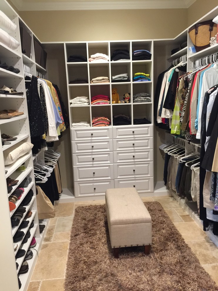Diseño de armario vestidor unisex tradicional de tamaño medio con armarios con paneles con relieve, puertas de armario blancas y suelo de baldosas de porcelana