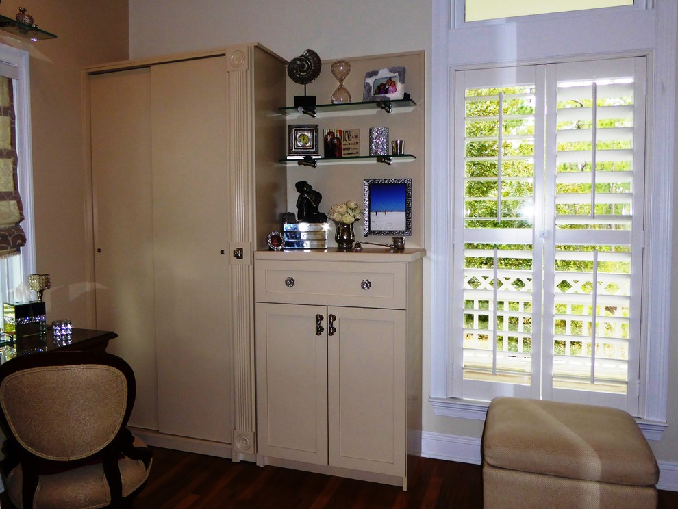 Idee per un armadio o armadio a muro per donna chic di medie dimensioni con ante in stile shaker, ante beige e pavimento in legno massello medio