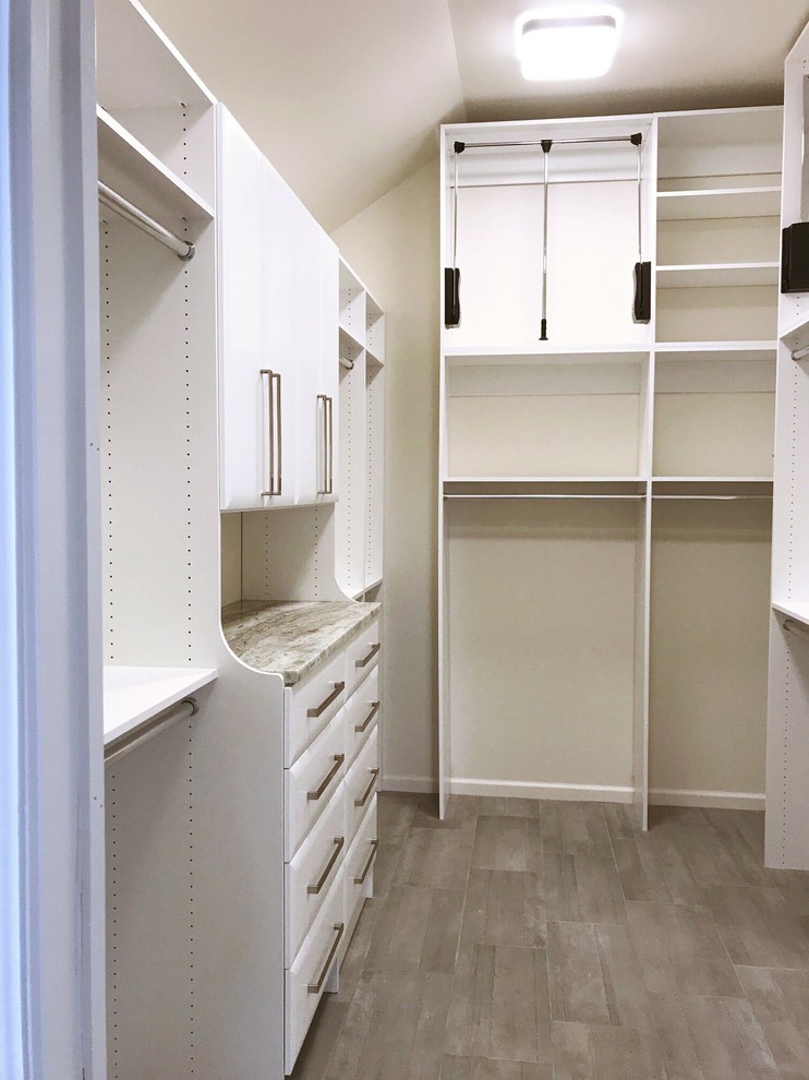Diseño de armario vestidor de mujer actual de tamaño medio con armarios con paneles lisos, puertas de armario blancas, suelo de baldosas de cerámica y suelo gris