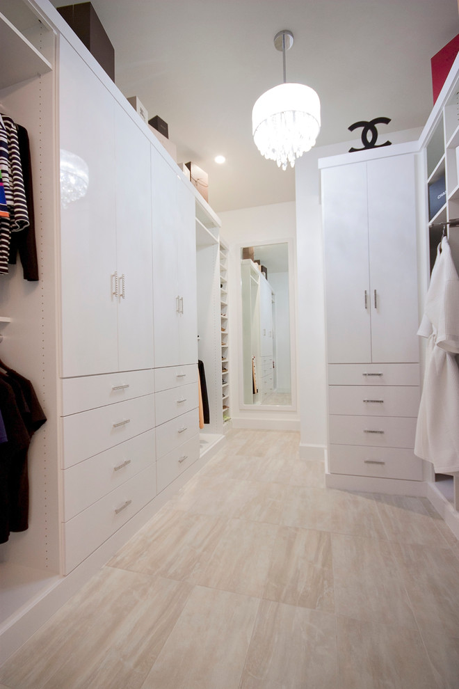 Стильный дизайн: гардеробная комната унисекс в стиле модернизм с плоскими фасадами, белыми фасадами и полом из керамогранита - последний тренд