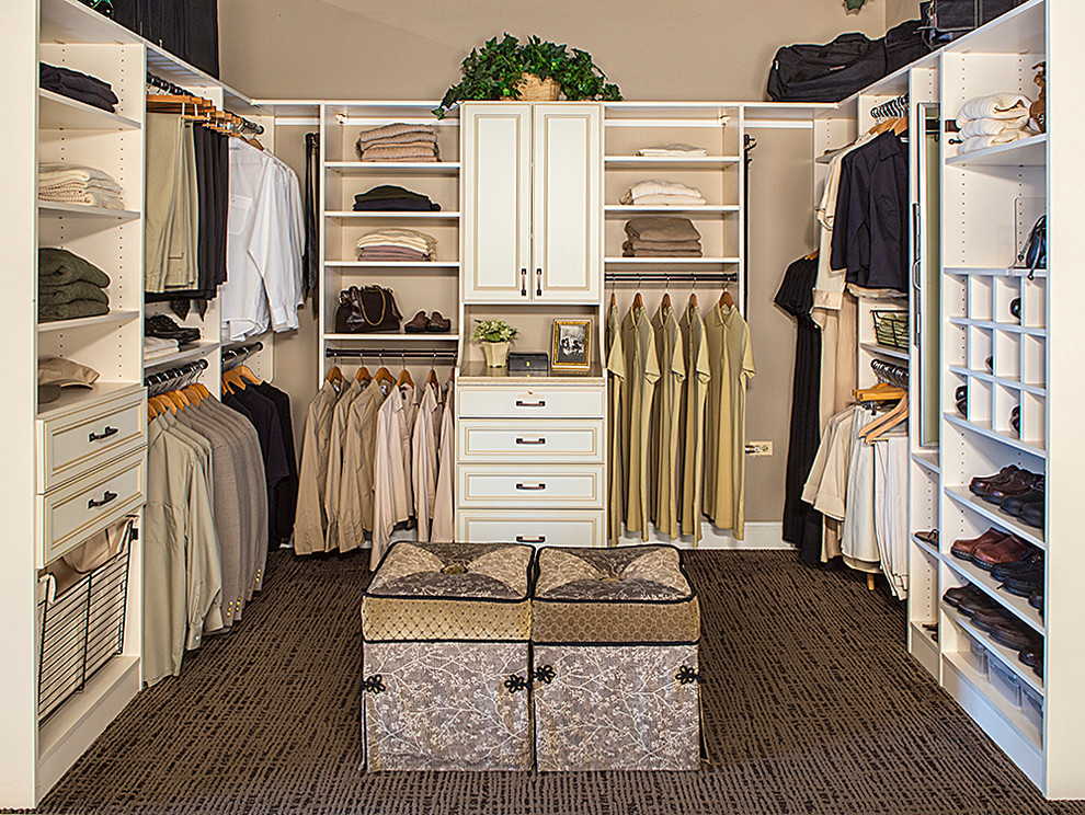 Imagen de armario vestidor unisex clásico grande con armarios con paneles empotrados, puertas de armario blancas, moqueta y suelo marrón