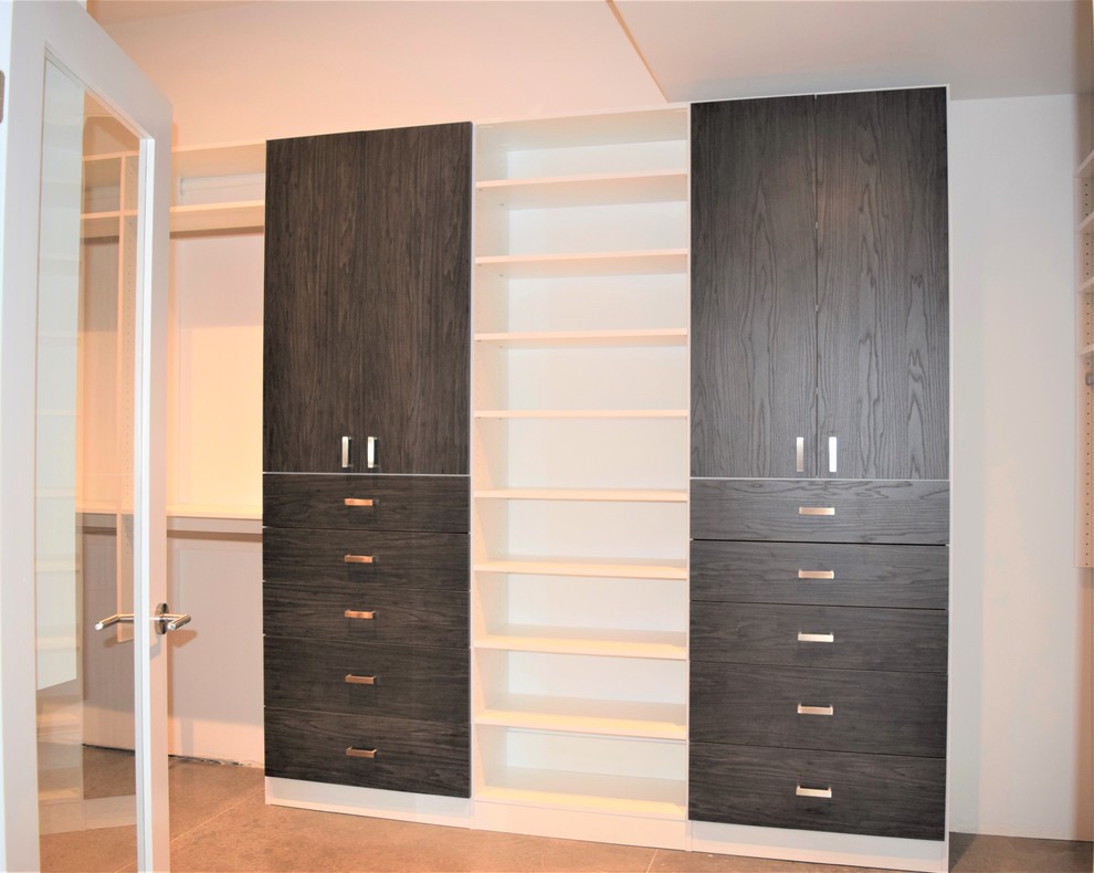 Foto de armario y vestidor actual con armarios con paneles lisos, puertas de armario de madera en tonos medios, suelo de cemento y suelo gris