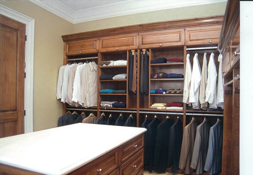 Diseño de vestidor de hombre clásico de tamaño medio con armarios abiertos, puertas de armario de madera oscura, moqueta y suelo beige