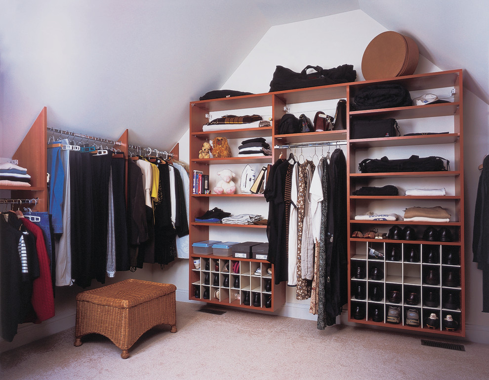 Ejemplo de vestidor unisex contemporáneo de tamaño medio con armarios abiertos, puertas de armario de madera en tonos medios, moqueta y suelo beige