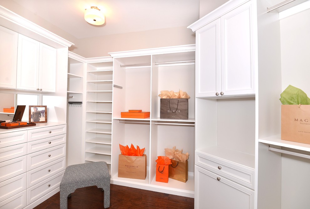 Exempel på ett mellanstort klassiskt walk-in-closet för könsneutrala, med skåp i shakerstil, vita skåp, mörkt trägolv och brunt golv
