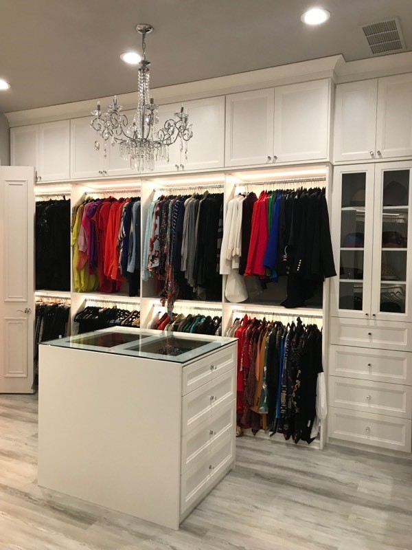 Diseño de armario vestidor unisex clásico renovado grande con armarios tipo vitrina, puertas de armario blancas y suelo gris