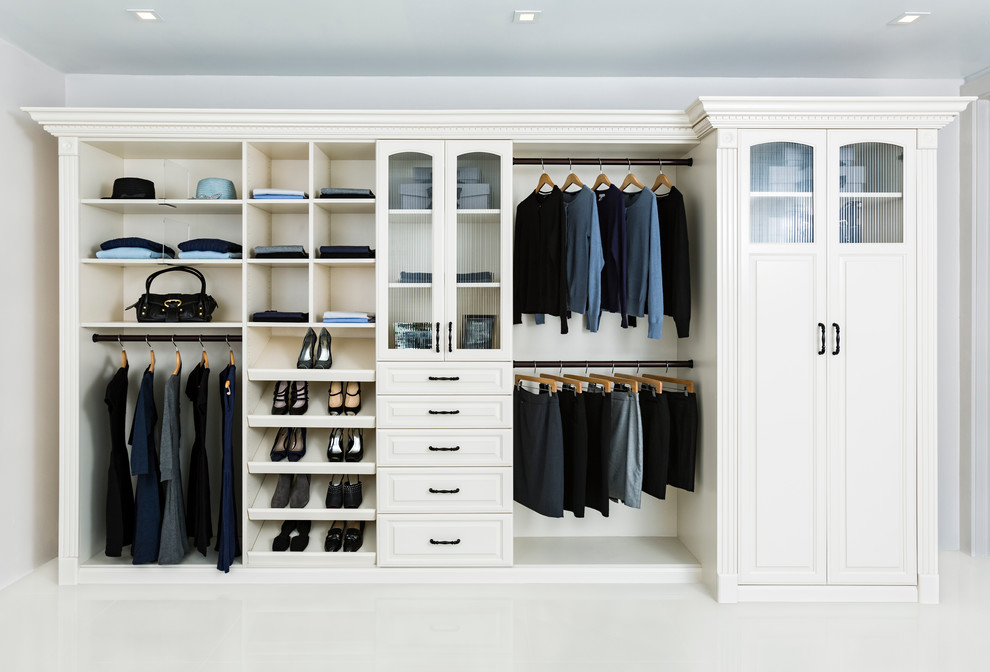 Ejemplo de armario unisex tradicional grande con puertas de armario blancas, suelo blanco y armarios con paneles con relieve