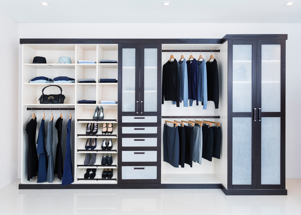 Foto de armario unisex tradicional grande con armarios con paneles empotrados y puertas de armario blancas