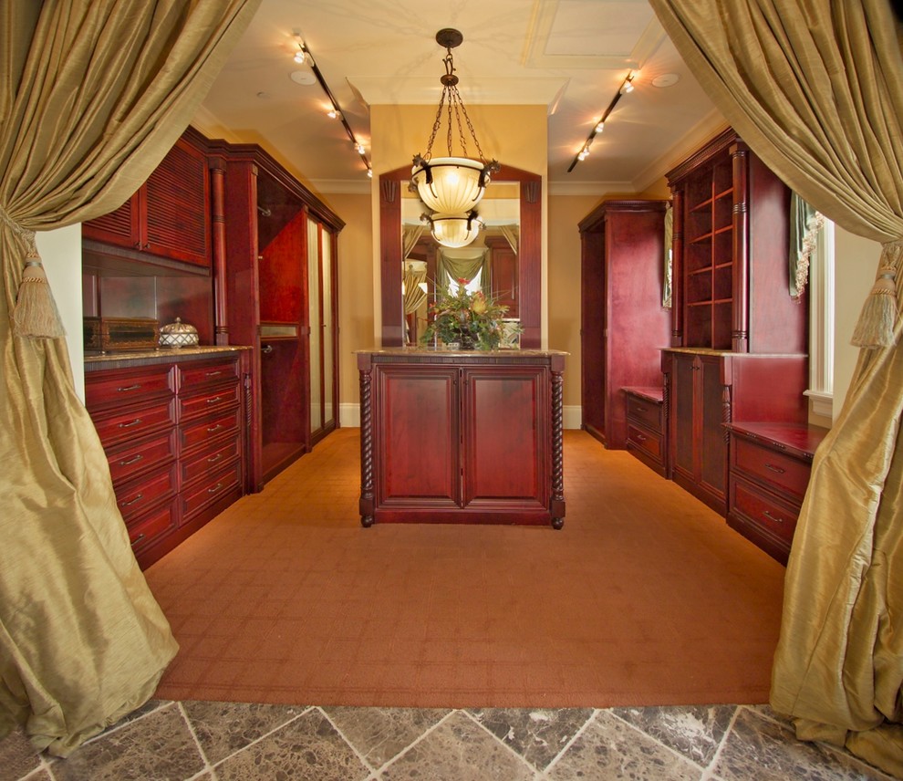 Пример оригинального дизайна: большая гардеробная комната унисекс в классическом стиле с фасадами цвета дерева среднего тона и со шторками вместо дверей